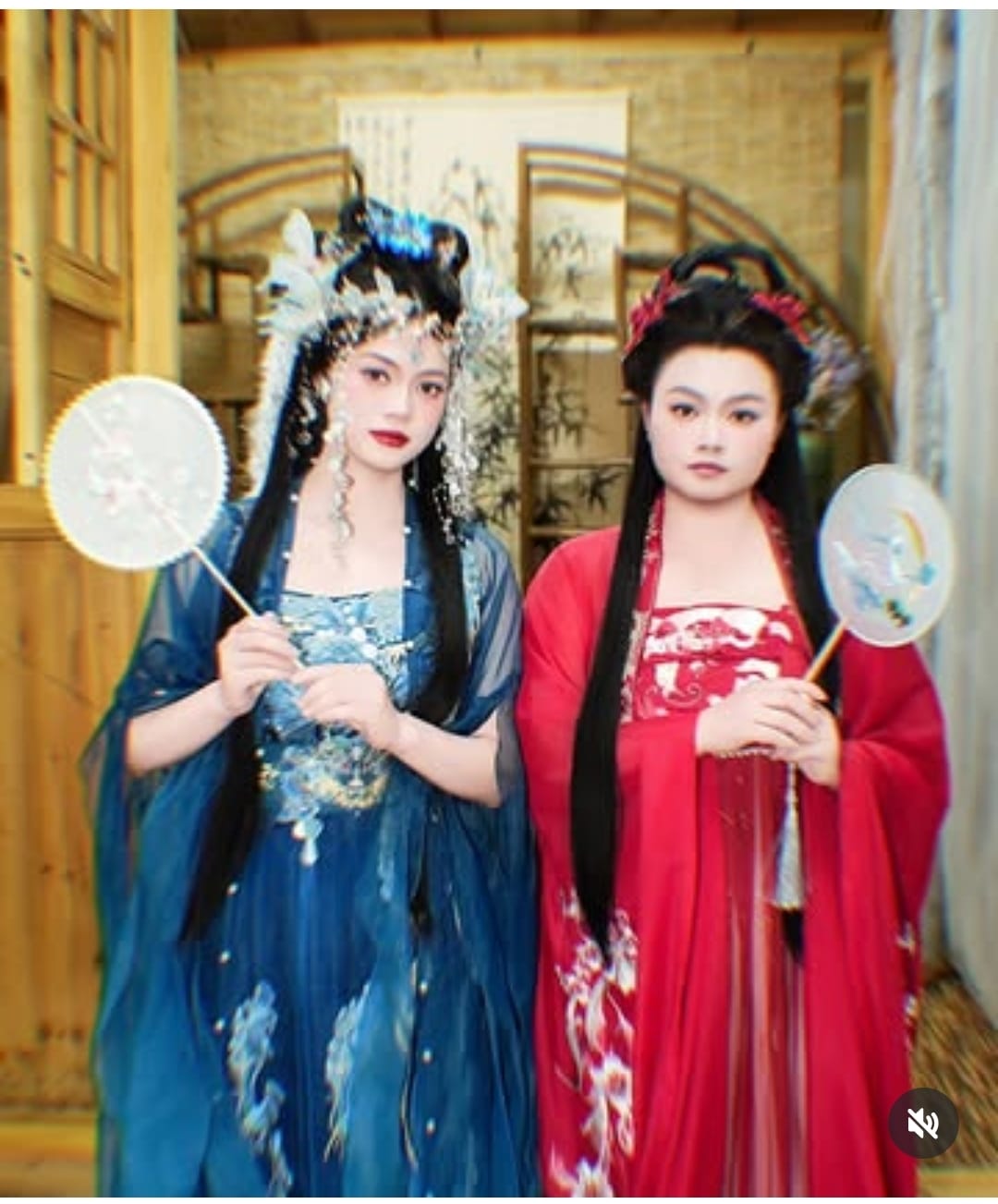 Lucia Lin con la sorella Sara in abiti tradizionali cinesi