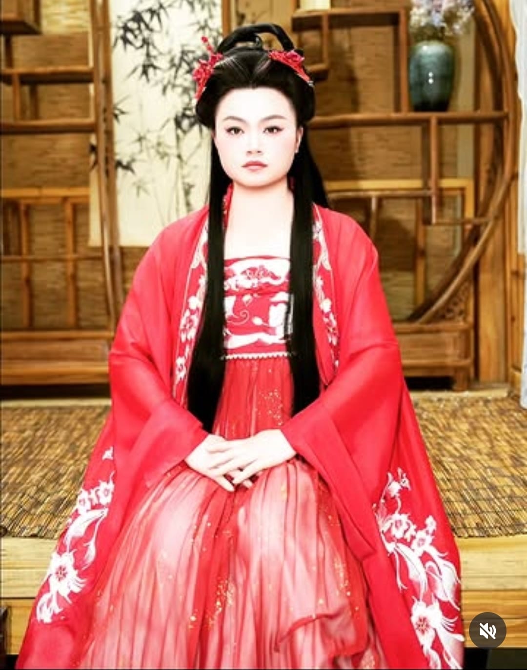 Lucia Lin in abito tradizionale cinese rosso