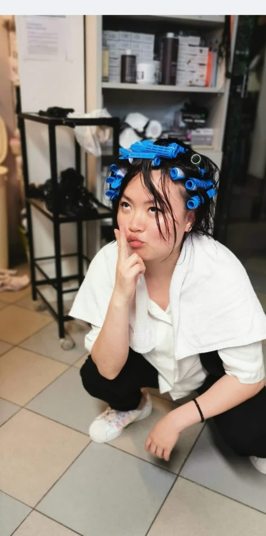 Lucia Lin nel salone di parrucchieri con i bigodini blu